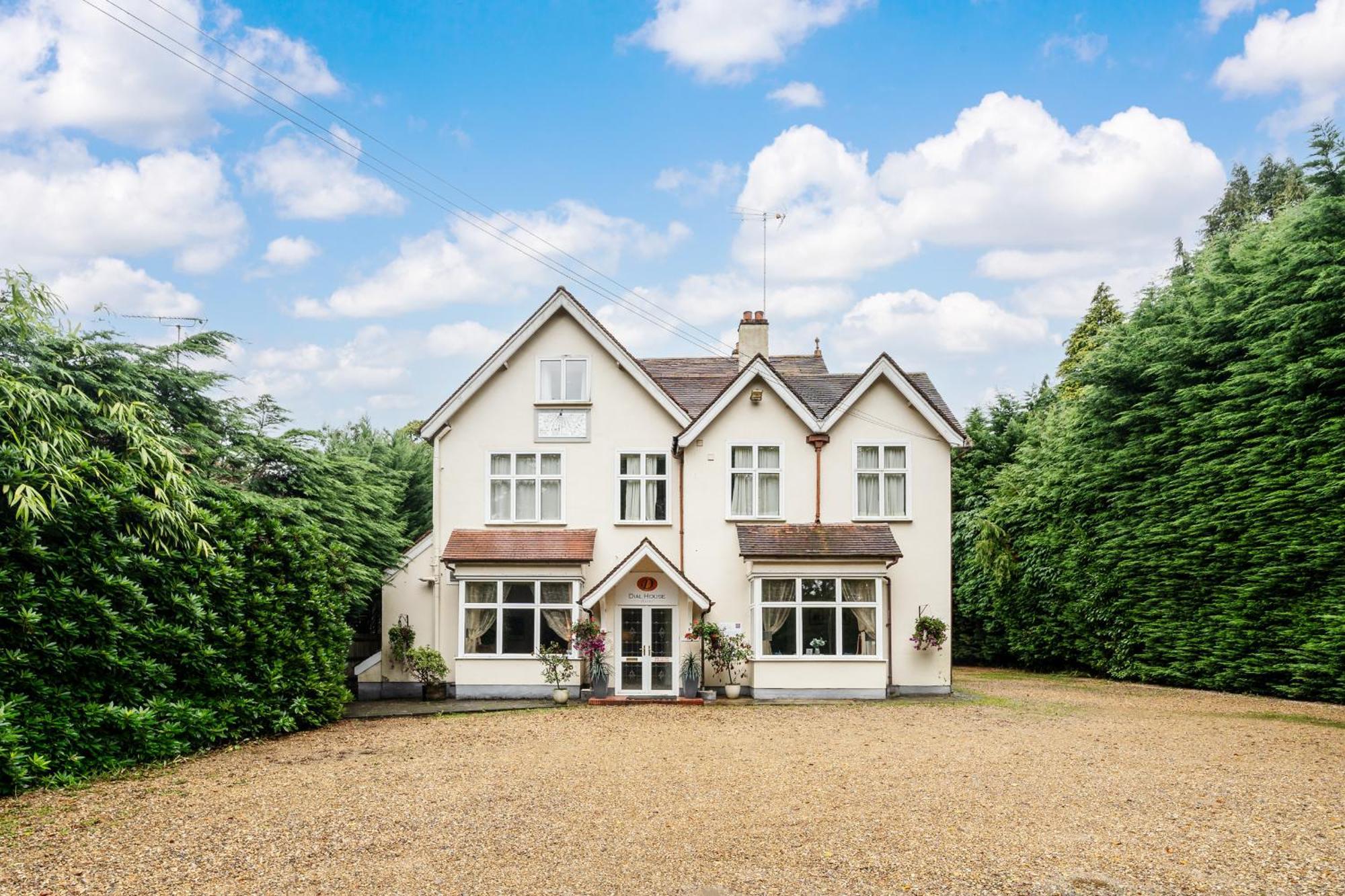 Where to Stay Near Naafi Reading: 4 Best 3-Star Hotels